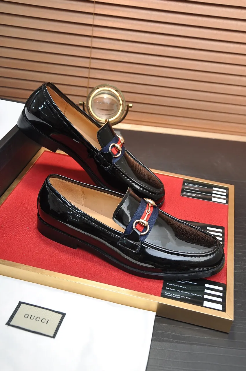 Men's shoes💰540💶Italy's top luxury men's shoe giant (GUCCI) (Gucci) (full cowhide lining) new arrival🍃Original European style🔰 Pleasant to the eye😍In order to make the shoes more durable and non-deformable🌀The production continues to follow traditional methods but there is still no lack of innovation💪The original open-edge beaded cowhide is chosen for the leather♻️ Smooth and natural And extra bright ⭐Made of imported cowhide, the first choice of rich people 38-45 (45 customized)